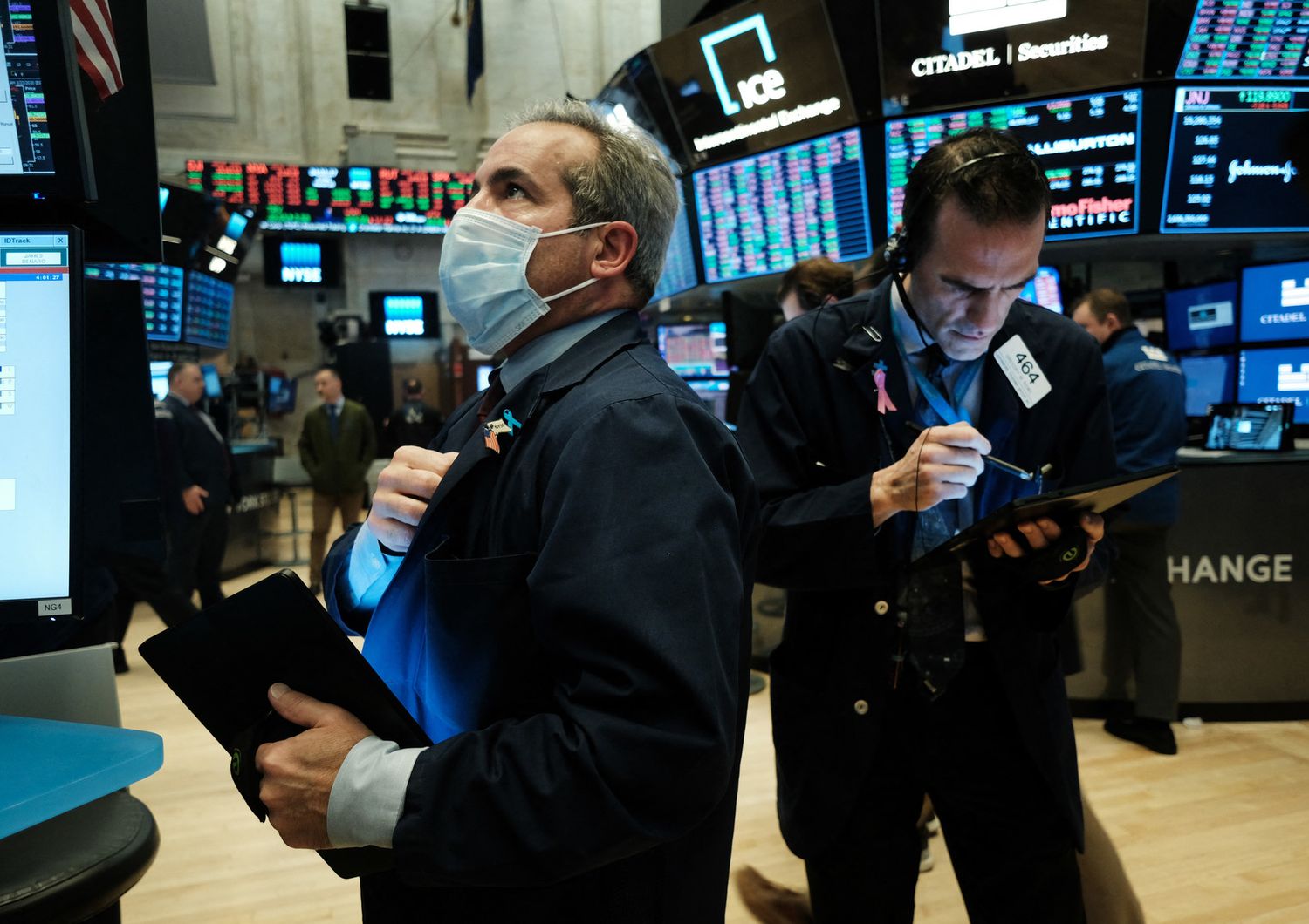 Wall Street: operatori durante le contrattazioni alla Borsa di New York