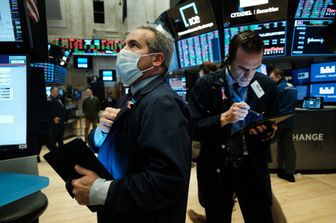 Wall Street: operatori durante le contrattazioni alla Borsa di New York