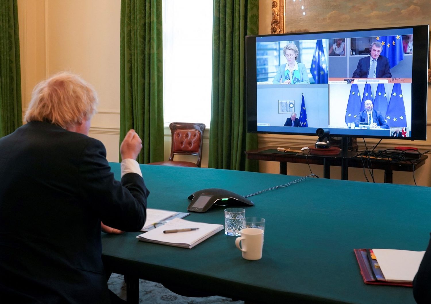 Il premier britannico, Boris Johnson, in videoconferenza con il leader Ue