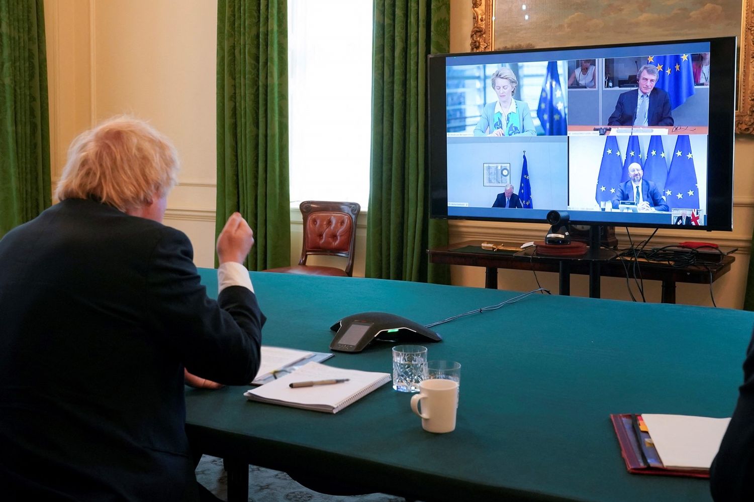 Il premier britannico, Boris Johnson, in videoconferenza con il leader Ue