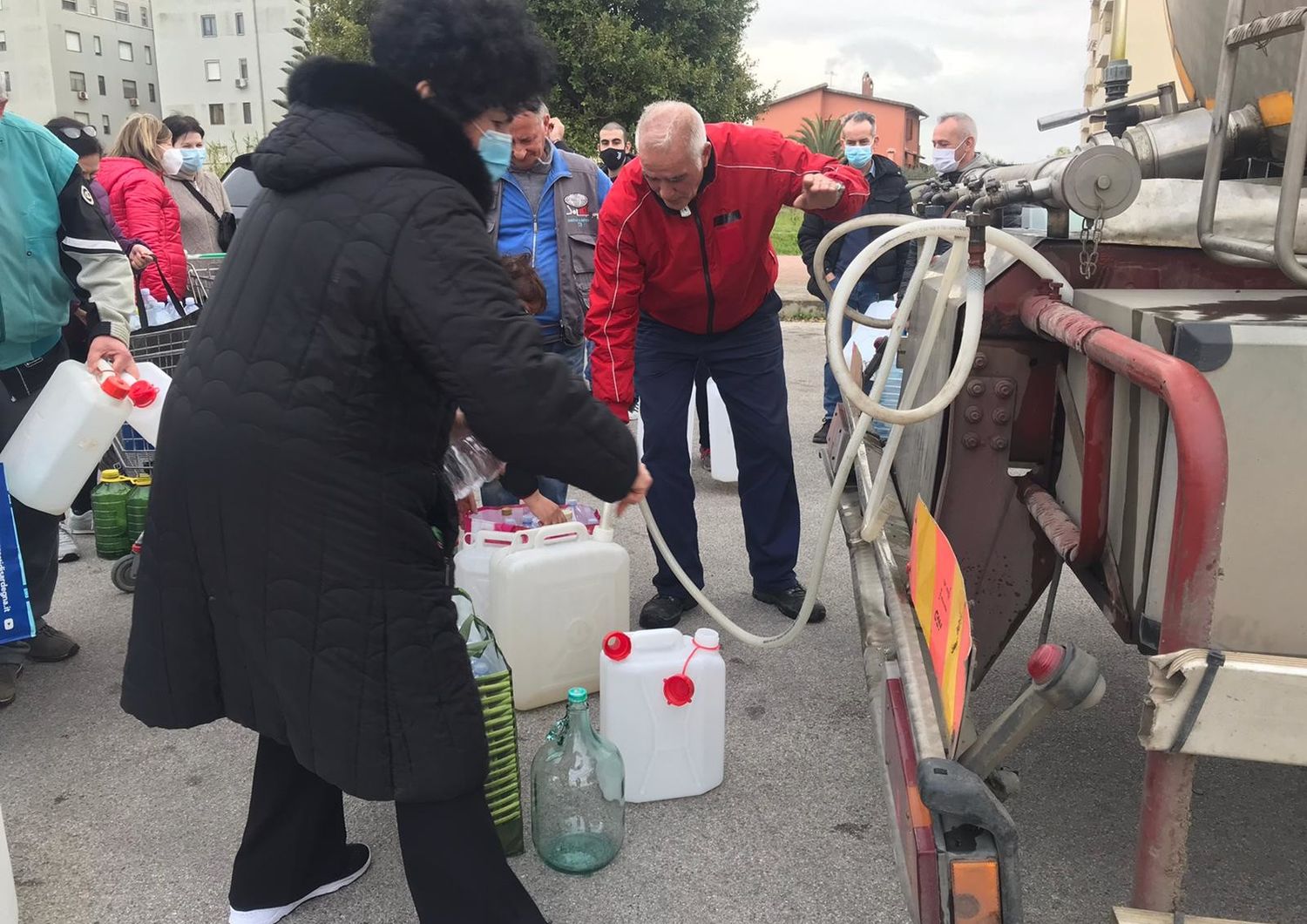 In fila per l'acqua davanti alle autobotti a Sassari