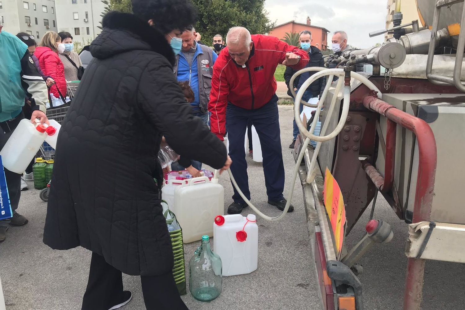 In fila per l'acqua davanti alle autobotti a Sassari