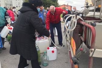 In fila per l'acqua davanti alle autobotti a Sassari