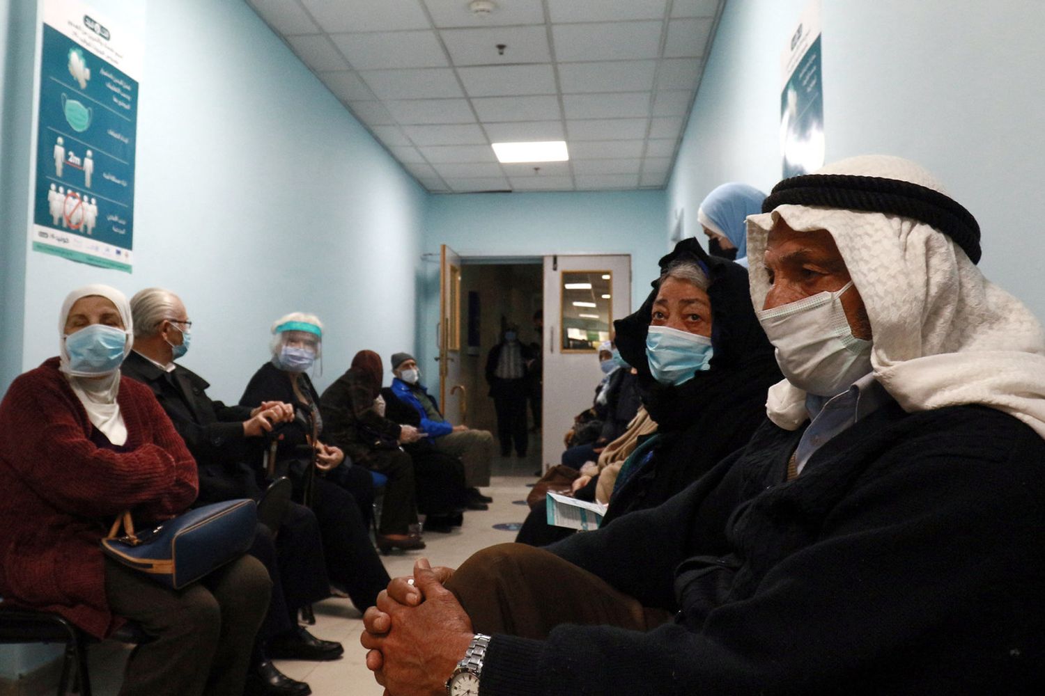 Anziani in attesa di fare il vaccino ad Amman, Giordania