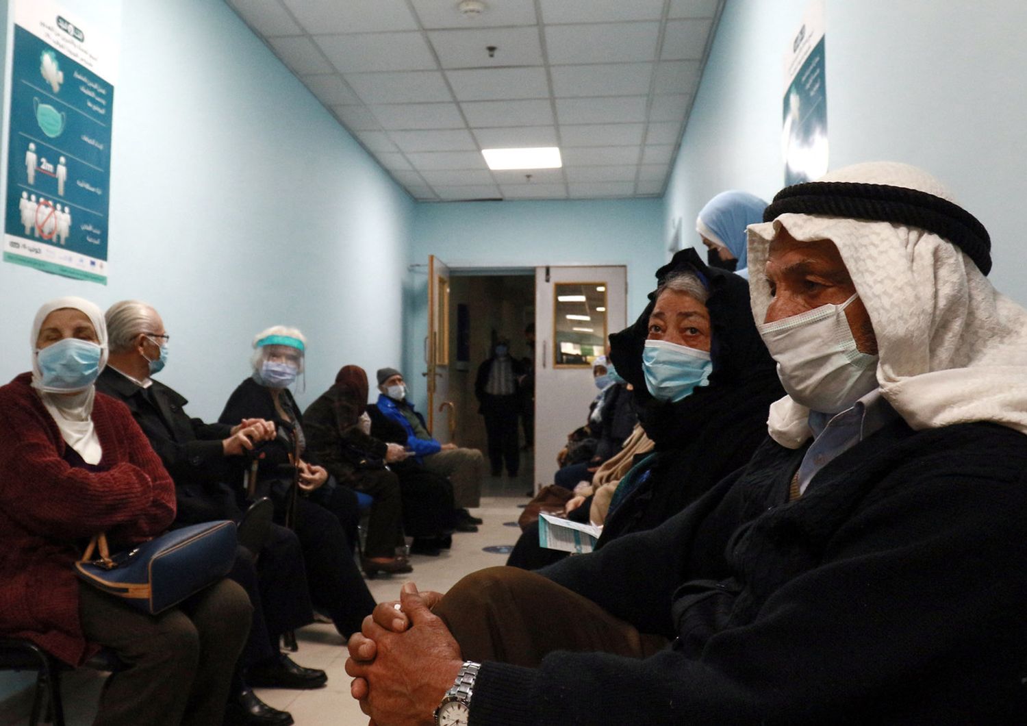 Anziani in attesa di fare il vaccino ad Amman, Giordania