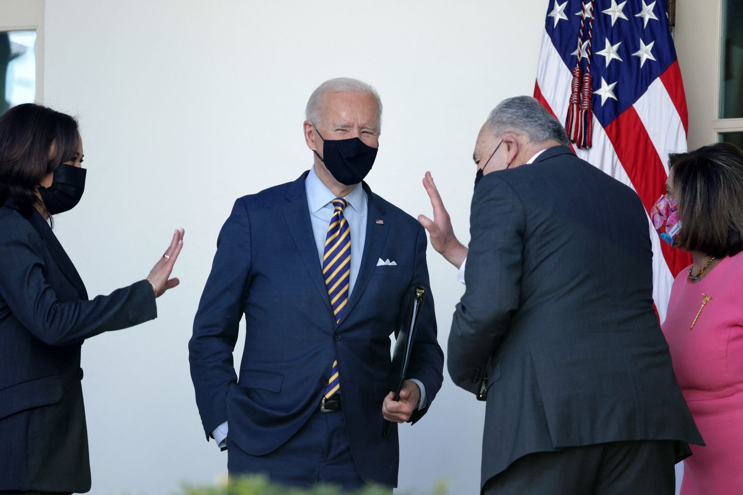 Il presidente Usa Joe Biden con la vice Kamala Harris, Nancy Pelosi e Chuck Schumer