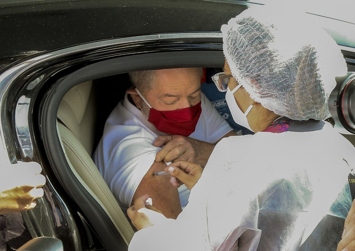 Ignacio Lula da Silva viene vaccinato contro il Covid