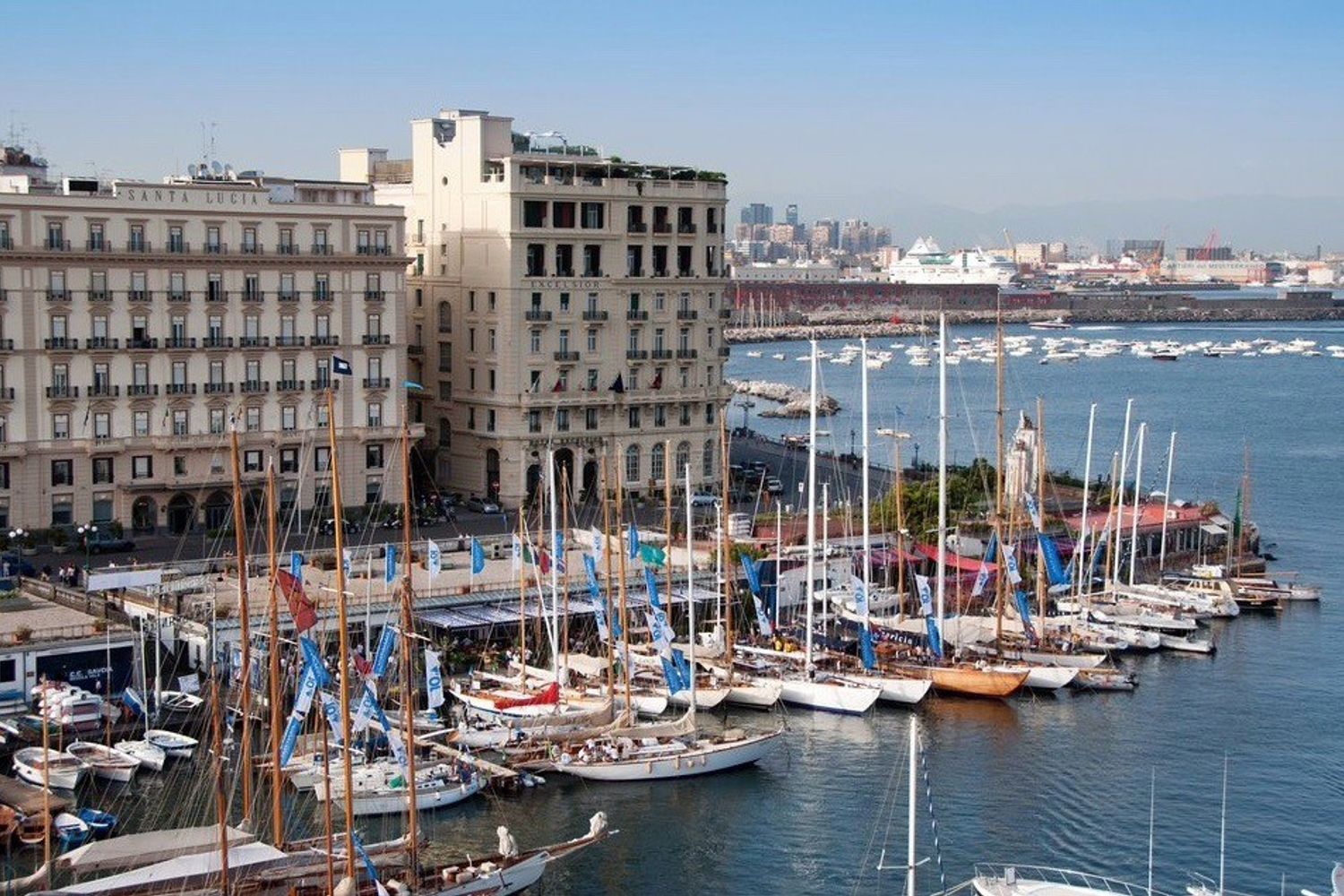 &nbsp;Il circolo Savoia di Napoli visto dall'alto