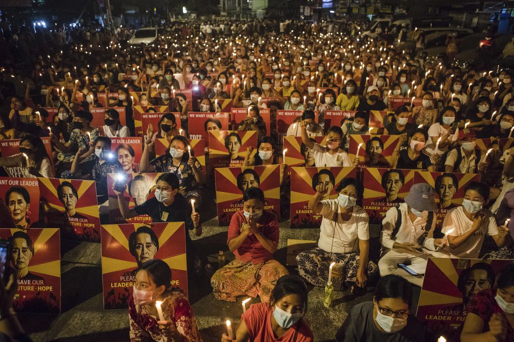 Myanmar, manifestazione politica in favore di Aung San Suu Kyi