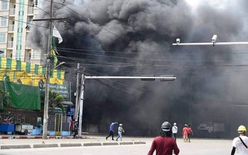 Incendio in un'azienda cinese in Myanmar durante le proteste contro giunta militare