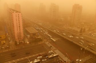 immagini tempesta gialla sabbia smog pechino