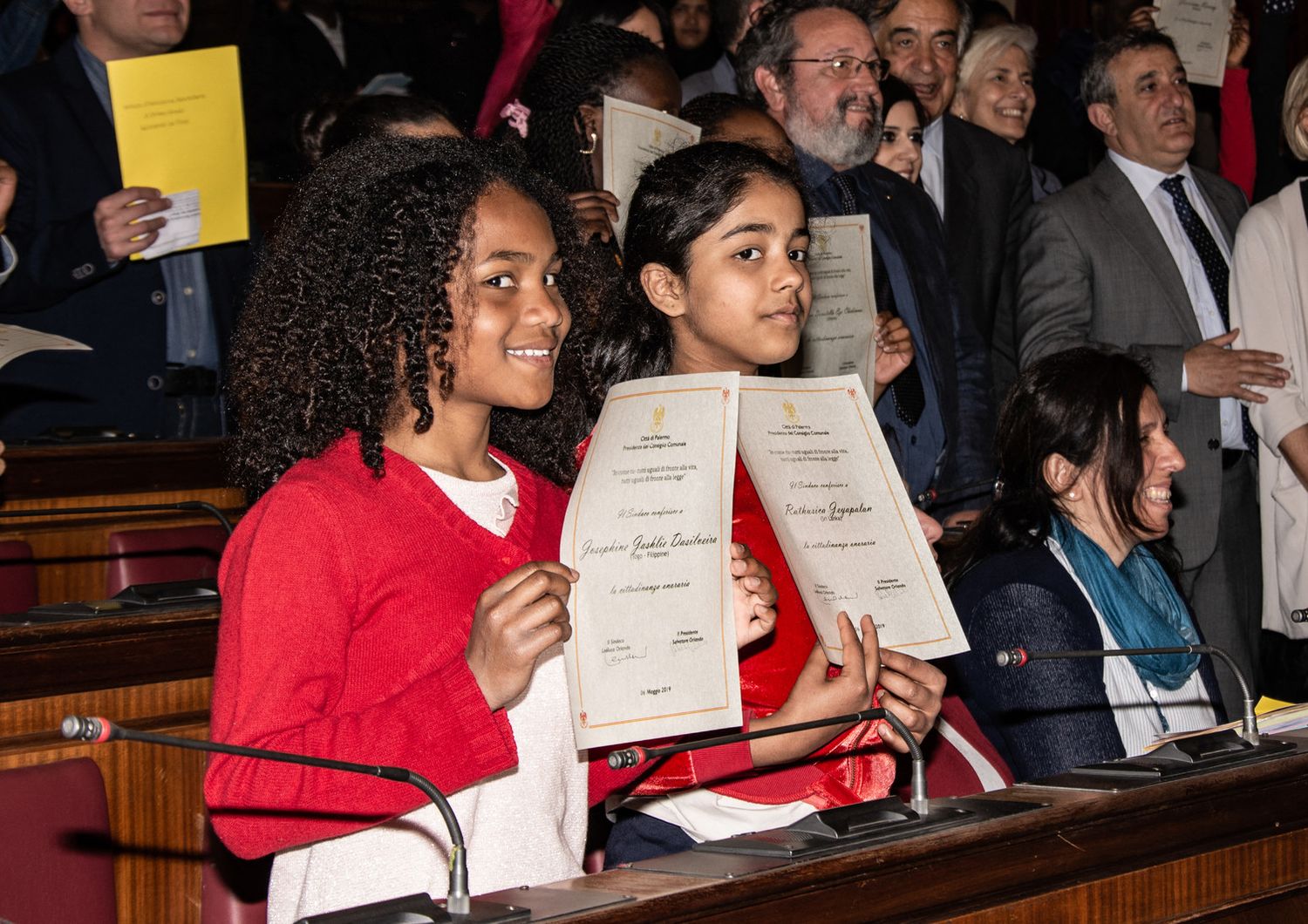 In quest'immagine del 2019, giovanissimi stranieri che hanno appena ricevuto la cittadinanza dal Comune di Palermo