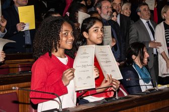 In quest'immagine del 2019, giovanissimi stranieri che hanno appena ricevuto la cittadinanza dal Comune di Palermo