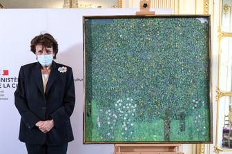 La ministra Roselyne Bachelot, davanti al quadro di Klimt Cespugli di rose sotto gli alberi, 1905