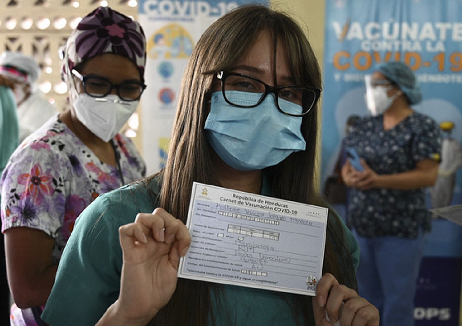 Una donna mostra il certificato vaccinale in Honduras