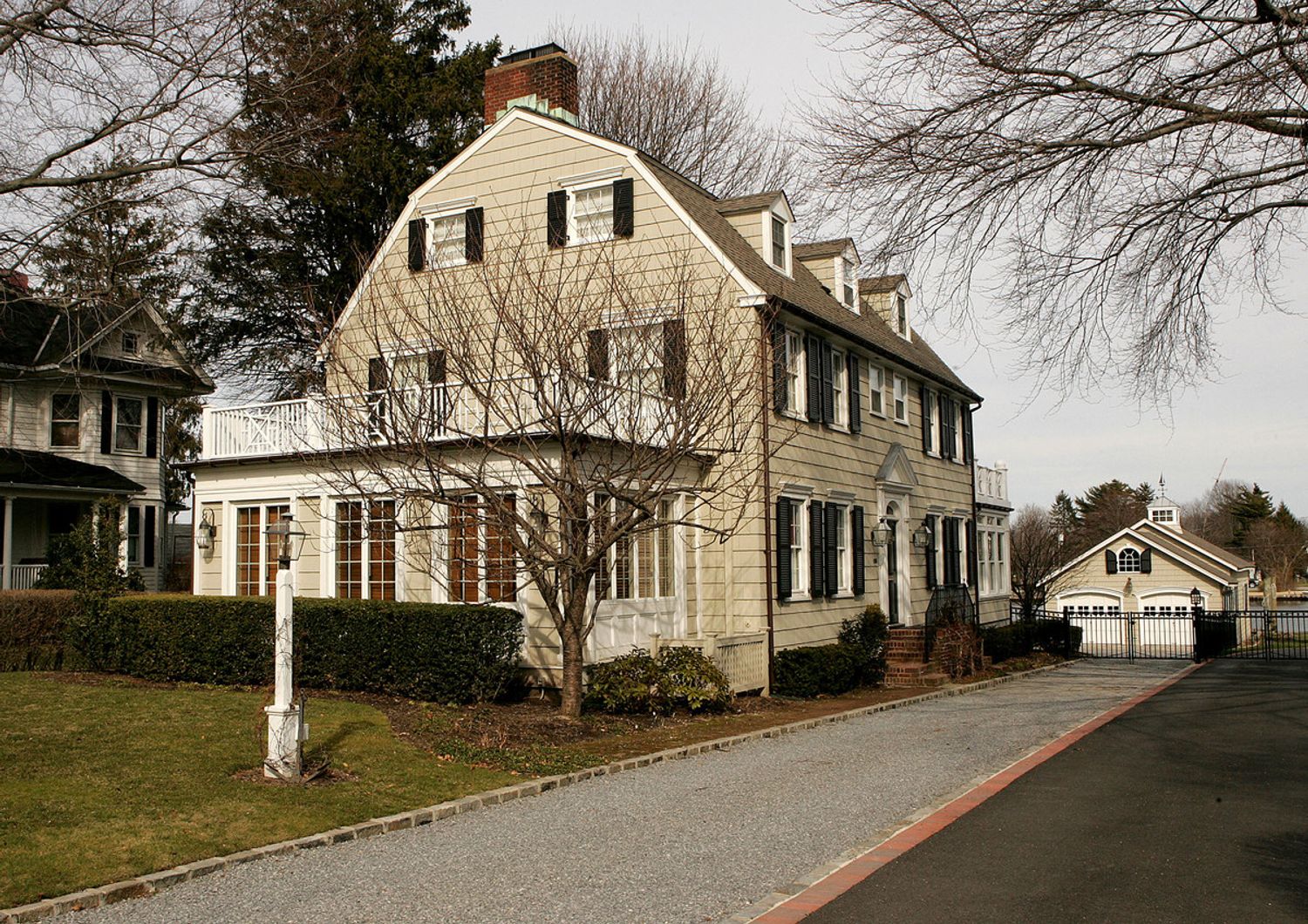 La casa dove furono massacrati i DeFeo e che ispir&ograve; il film 'Amityville Horror'