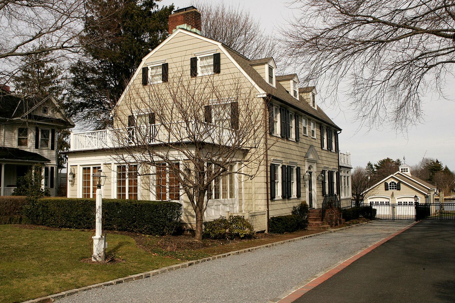 La casa dove furono massacrati i DeFeo e che ispir&ograve; il film 'Amityville Horror'