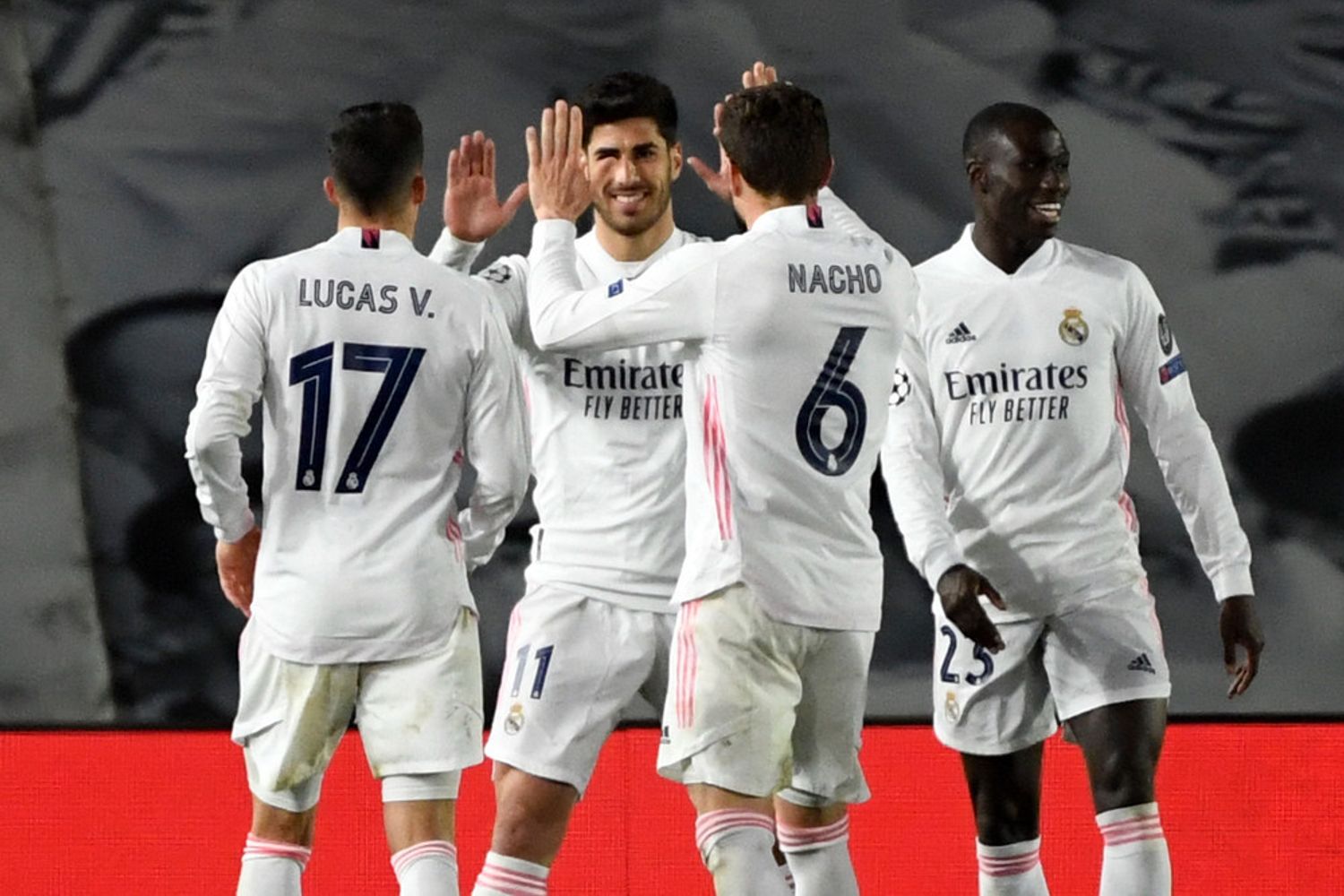 I giocatori del Real festeggiano il terzo gol, di Asensio