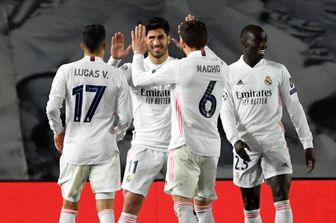 I giocatori del Real festeggiano il terzo gol, di Asensio