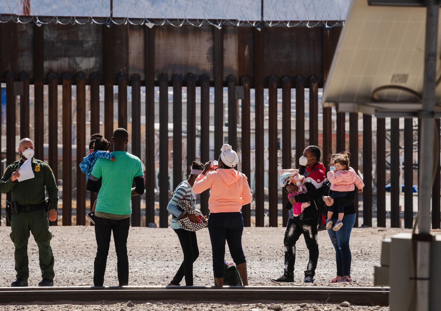 Migranti al muro con il Messico