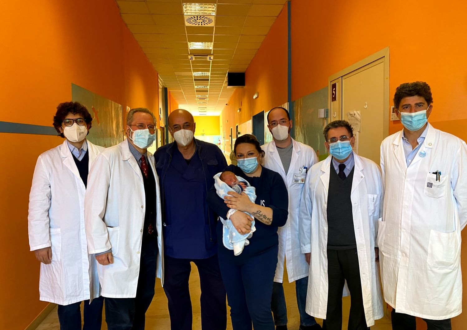 L'equipe medica del Policlinico di Palermo con al centro la mamma e il suo bimbo