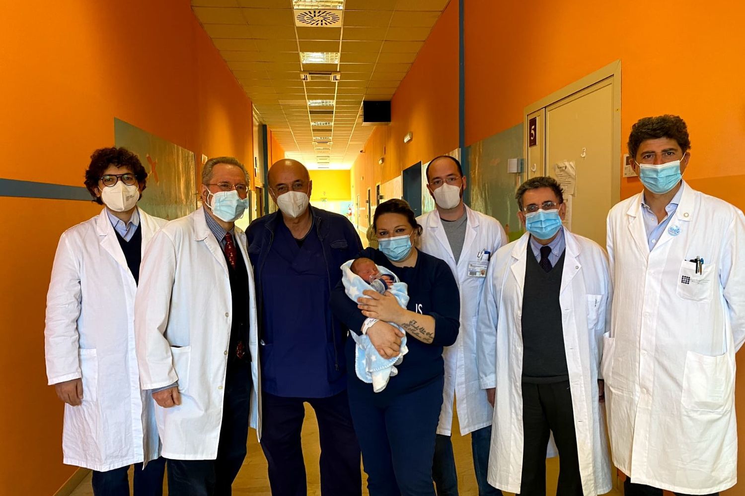 L'equipe medica del Policlinico di Palermo con al centro la mamma e il suo bimbo