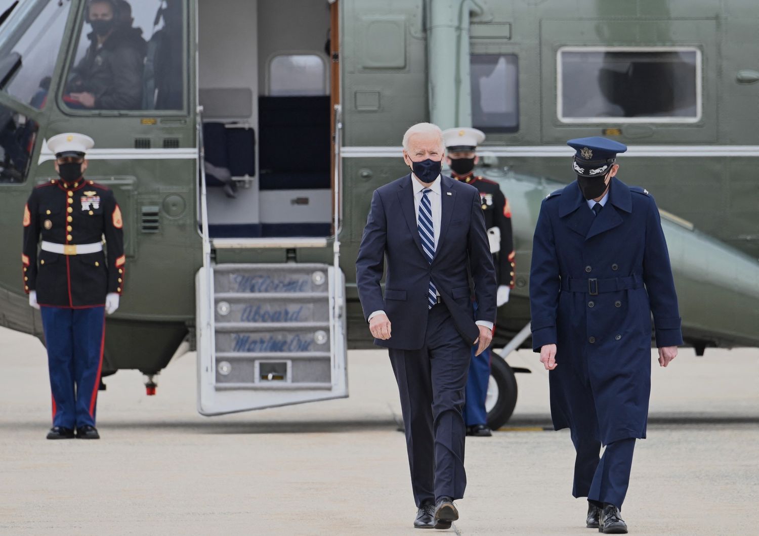 Il presidente Usa Joe Biden sbarca dal Marine One nella base di Andrews