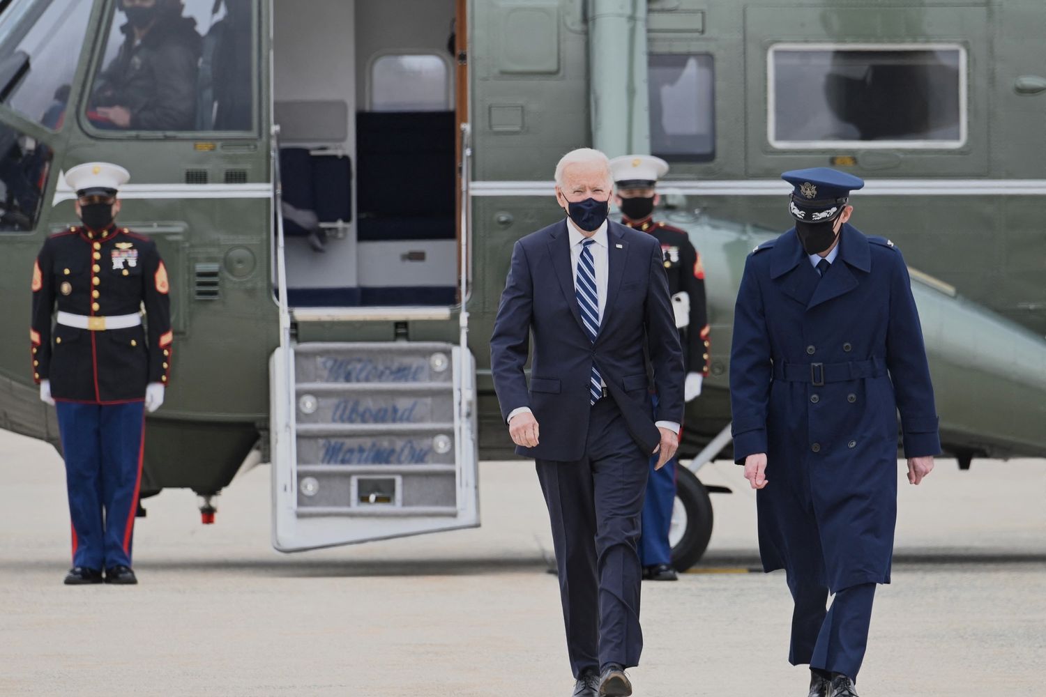 Il presidente Usa Joe Biden sbarca dal Marine One nella base di Andrews