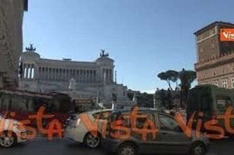 roma torna storica pedana pizzardone piazza venezia