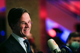 Il premier olandese Mark Rutte nella conferenza stampa dopo le elezioni