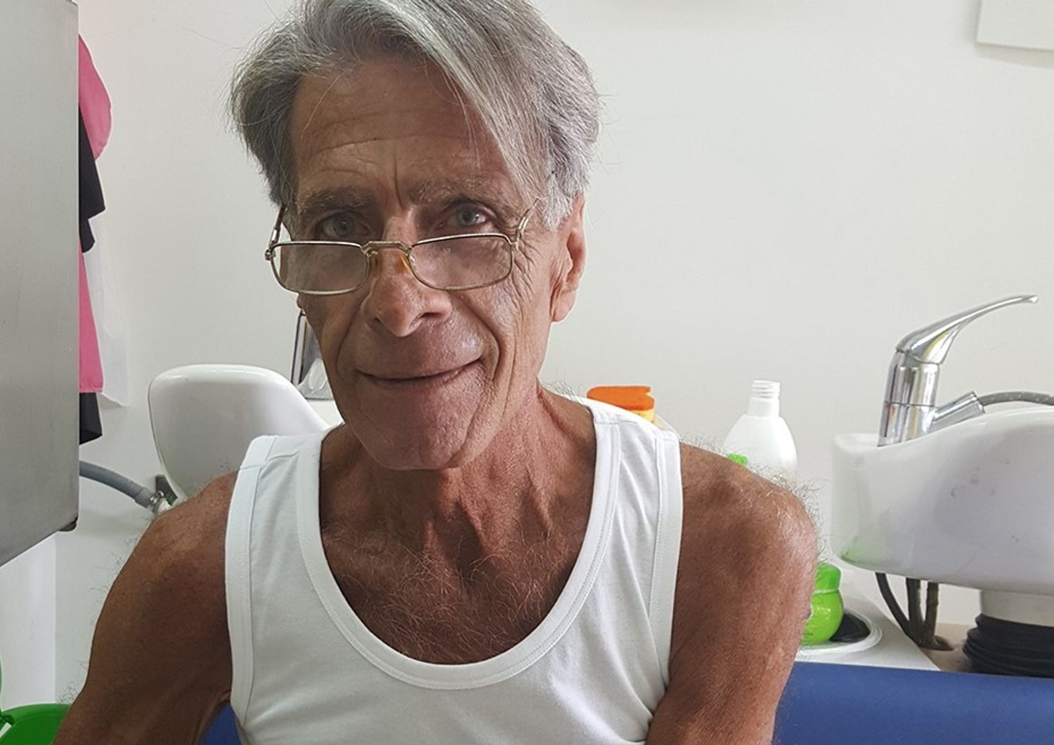 Carmelo Amente, parrucchiere di Ischia in sciopero della fame