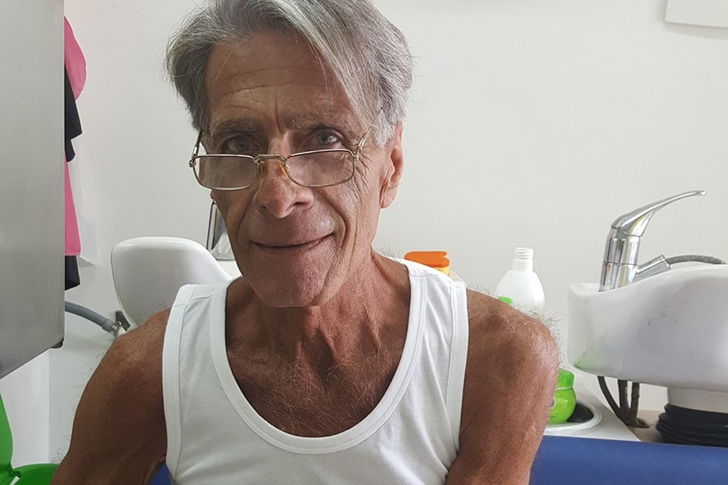 Carmelo Amente, parrucchiere di Ischia in sciopero della fame