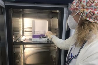 Un medico nell'hub per le vaccinazioni Covid a Sassari