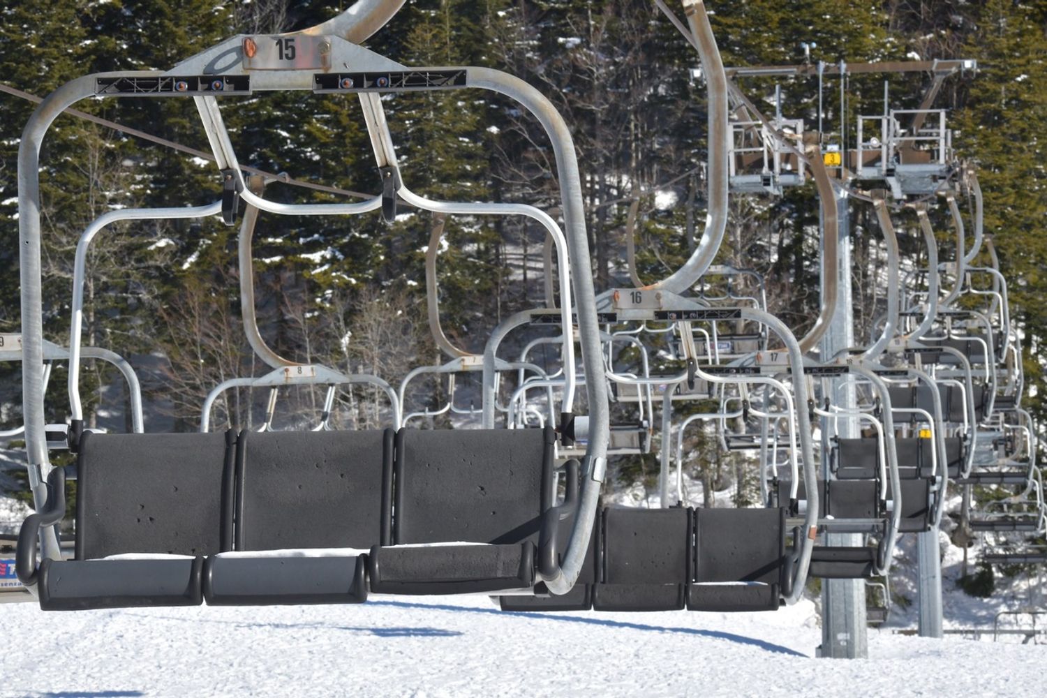 Un impianto di risalita chiuso per il covid