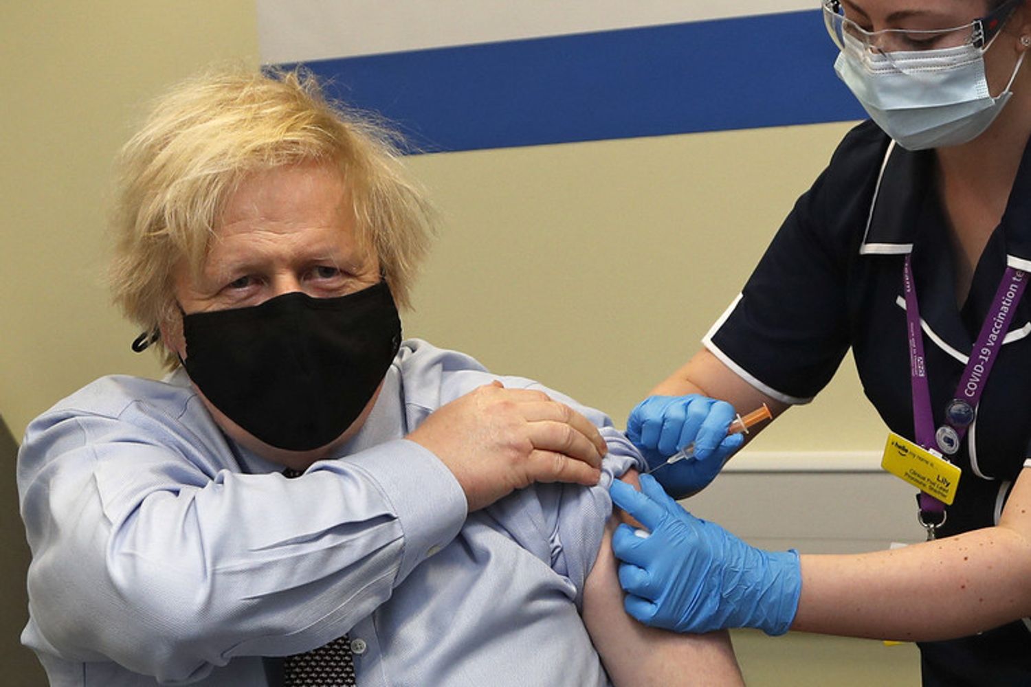 Il premier britannico, Boris Johnson, riceve la prima dose di vaccino AstraZeneca