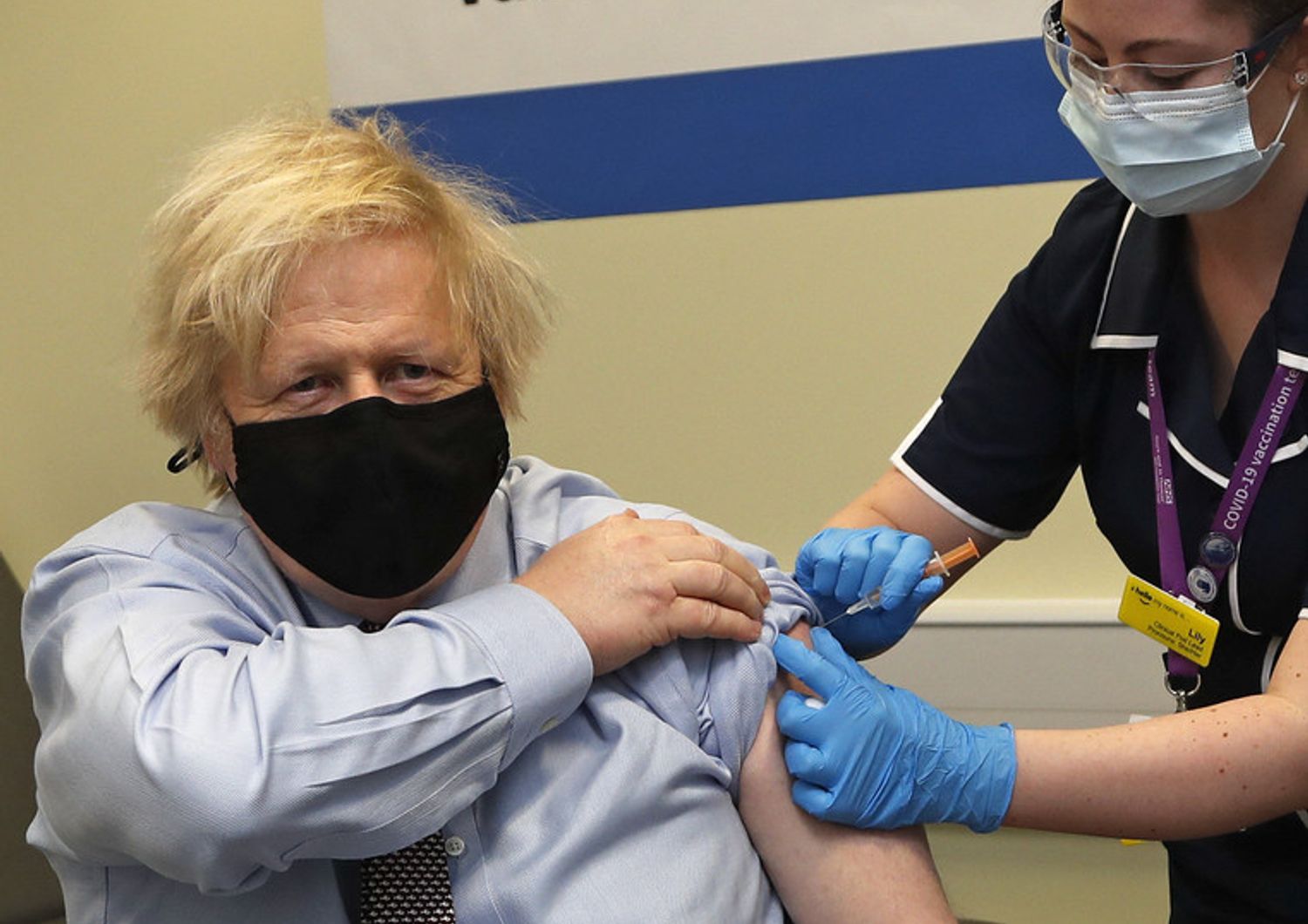 Il premier britannico, Boris Johnson, riceve la prima dose di vaccino AstraZeneca