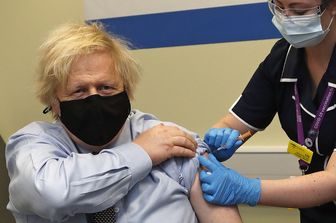 Il premier britannico, Boris Johnson, riceve la prima dose di vaccino AstraZeneca