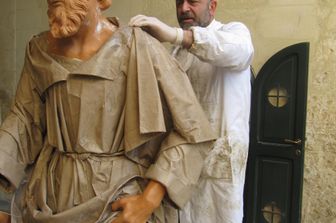 Claudio Riso realizza una delle sue statue