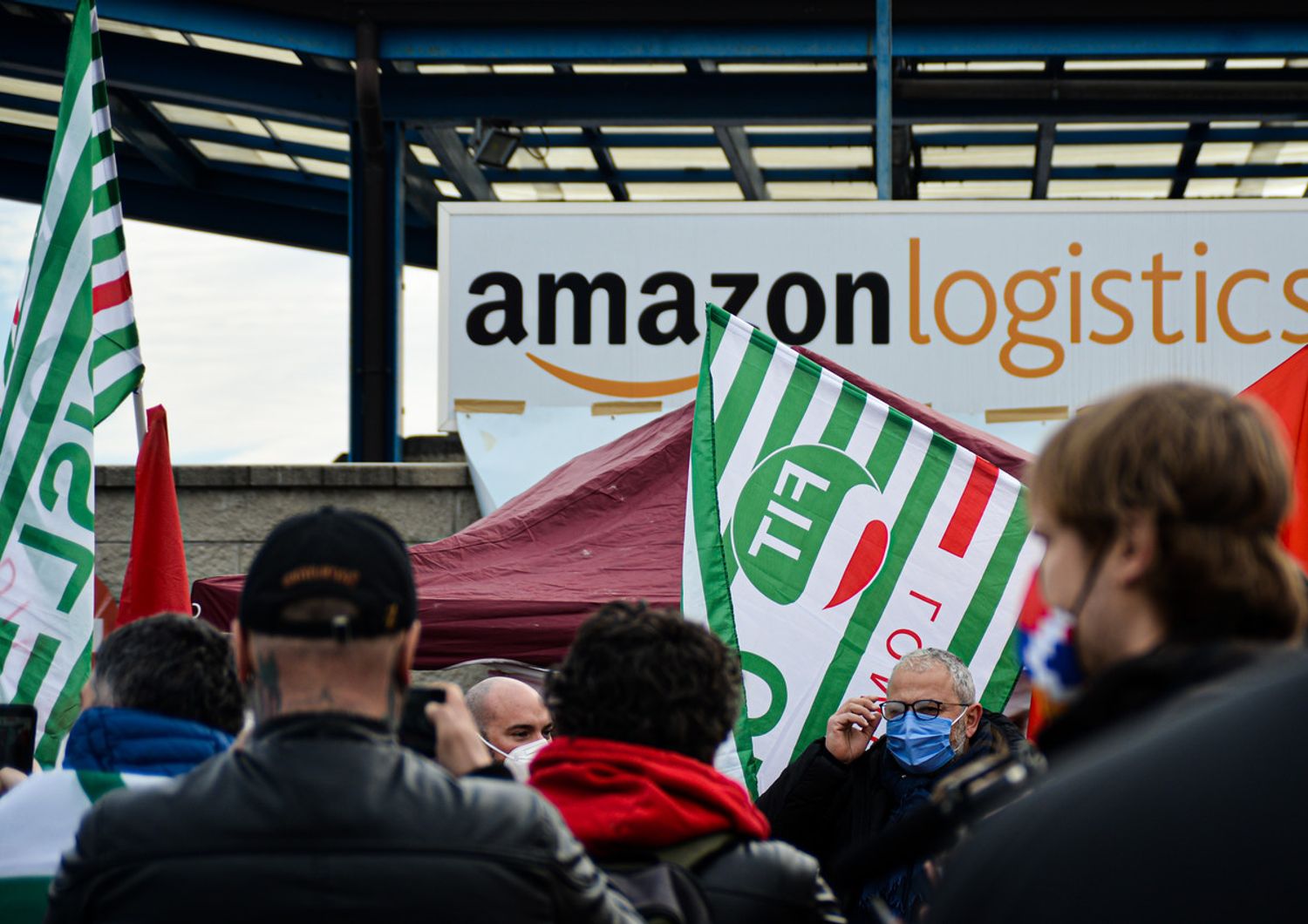 I manifestanti davanti al magazzino Amazon di Milano