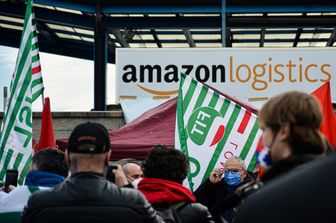 I manifestanti davanti al magazzino Amazon di Milano