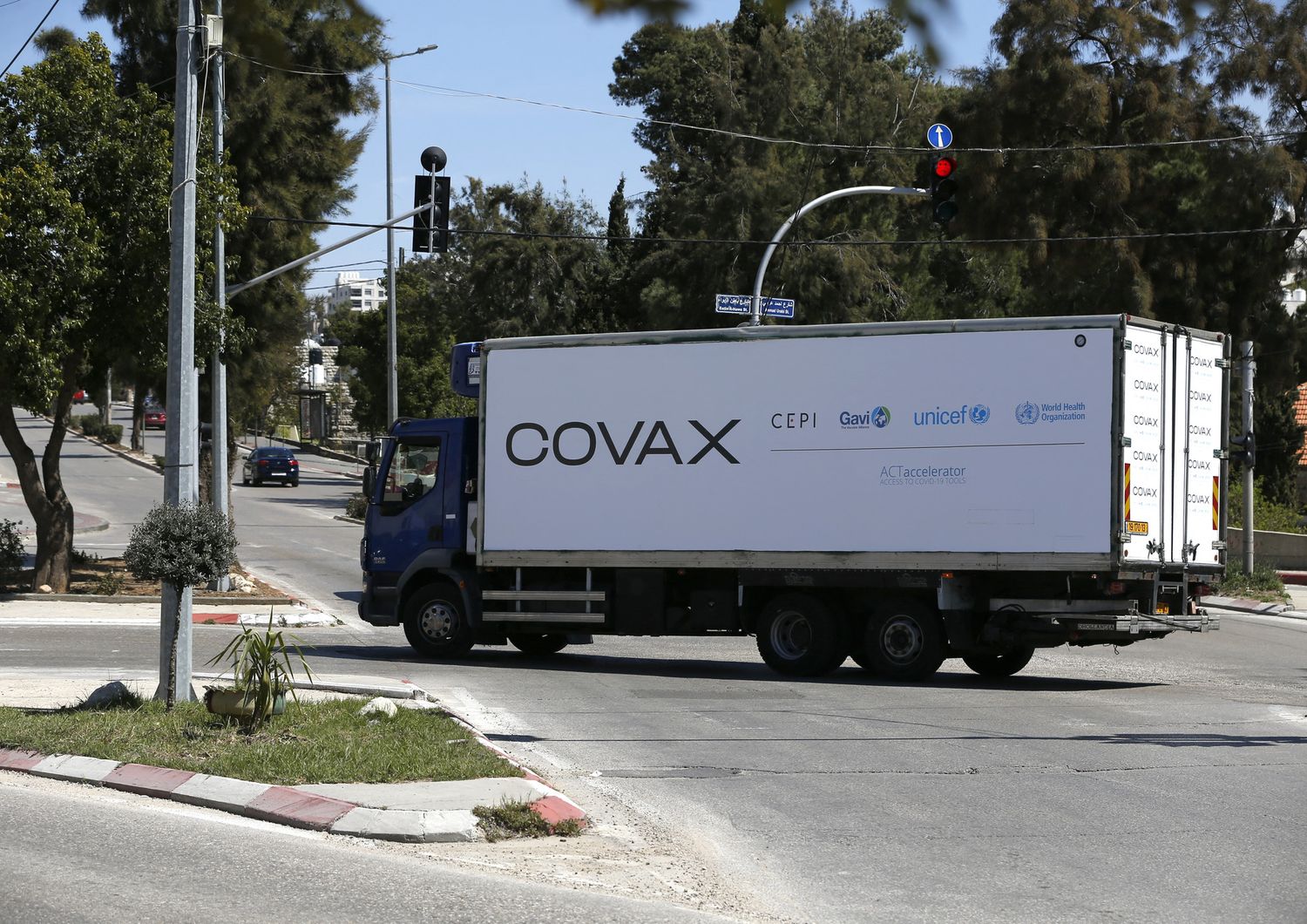 &nbsp;Un camion di forniture Covax a Ramallah, in Cisgiordania