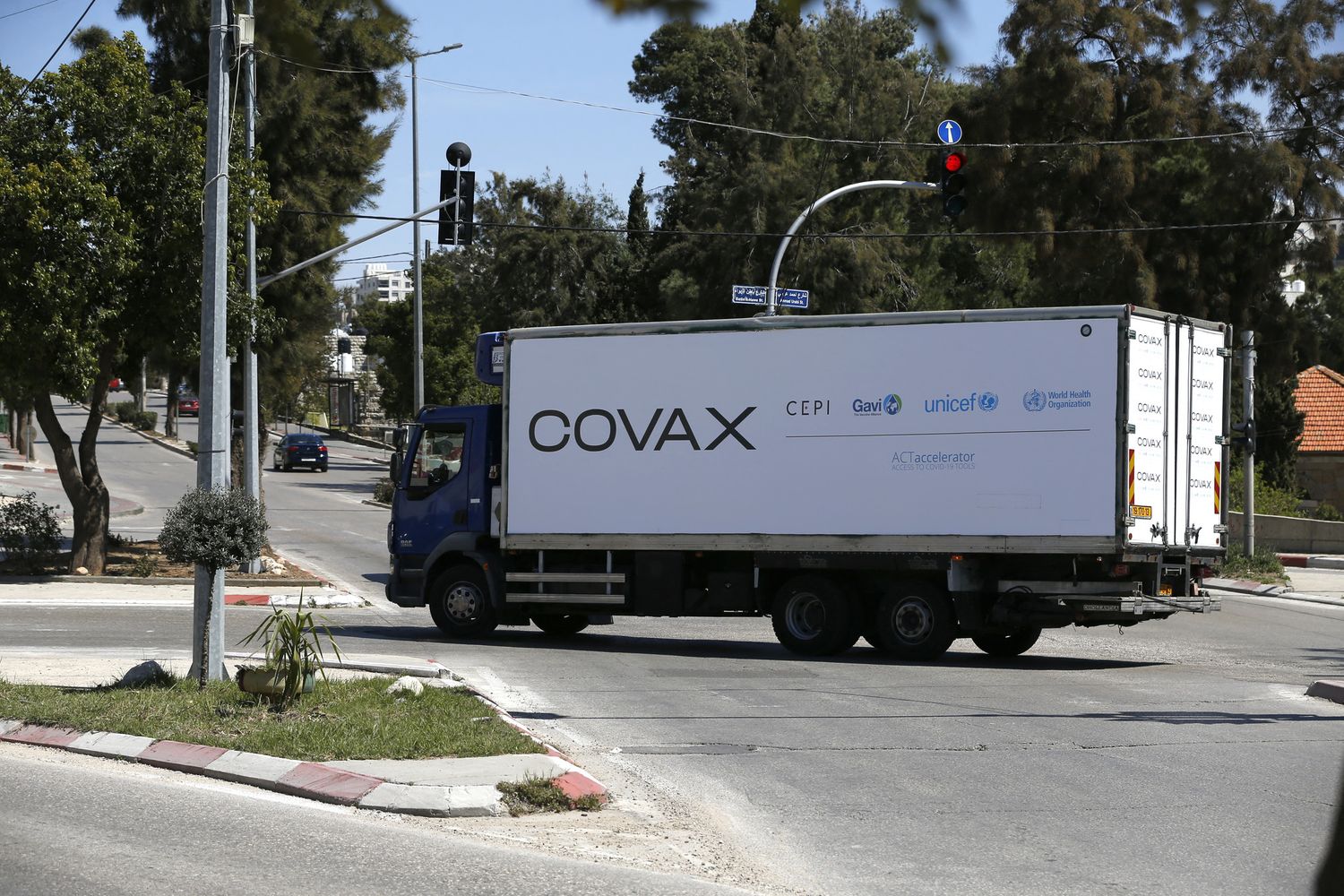&nbsp;Un camion di forniture Covax a Ramallah, in Cisgiordania