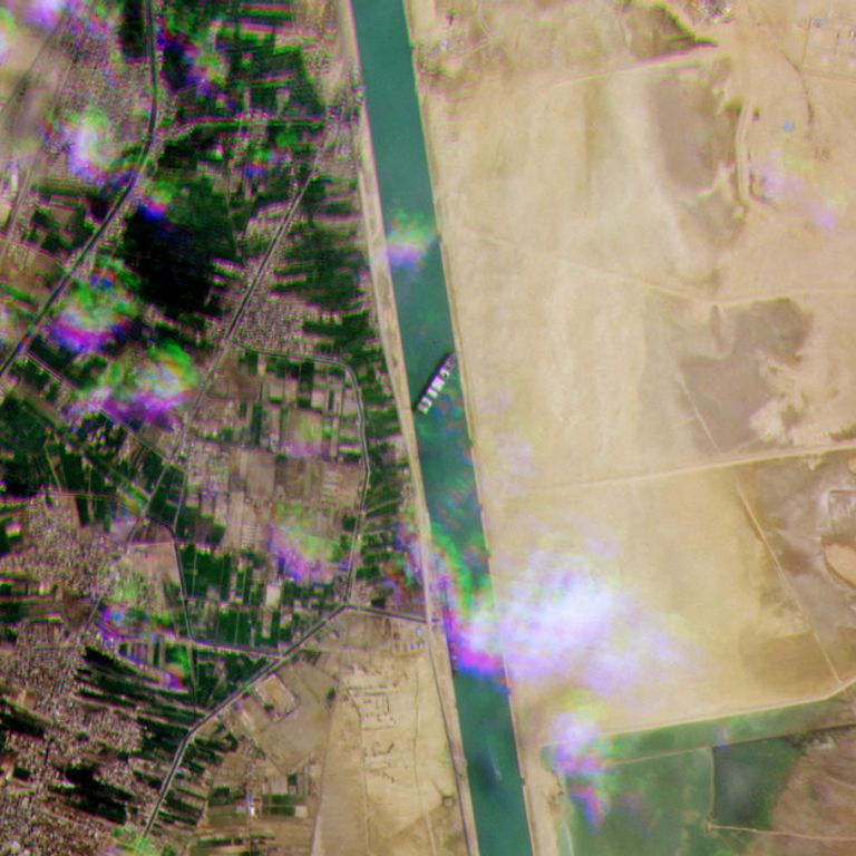 Un'immagine satellitare della nave messa di traverso nel Canale di Suez