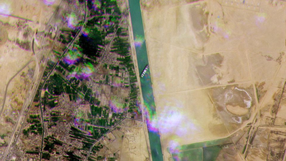 Un'immagine satellitare della nave messa di traverso nel Canale di Suez