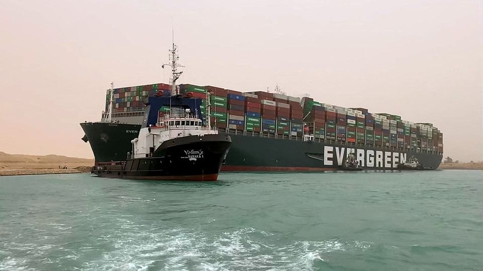 La nave portacontainer di traverso nel Canale di Suez