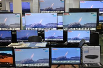 Il lancio dei missili da parte della Corea del Nord trasmesso da televisioni sudcoreane