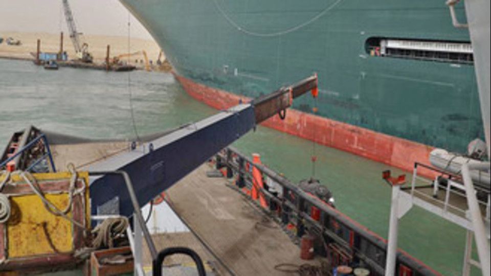 Una chiatta al lavoro per liberare la portacontainer incagliata nel Canale di Suez&nbsp;
