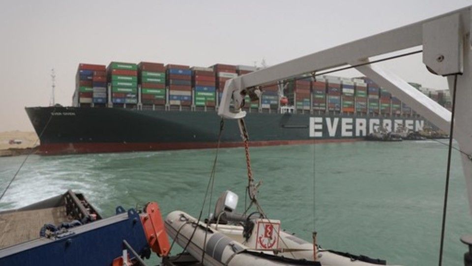 La gigantesca portacontainer incagliata nel Canale di Suez