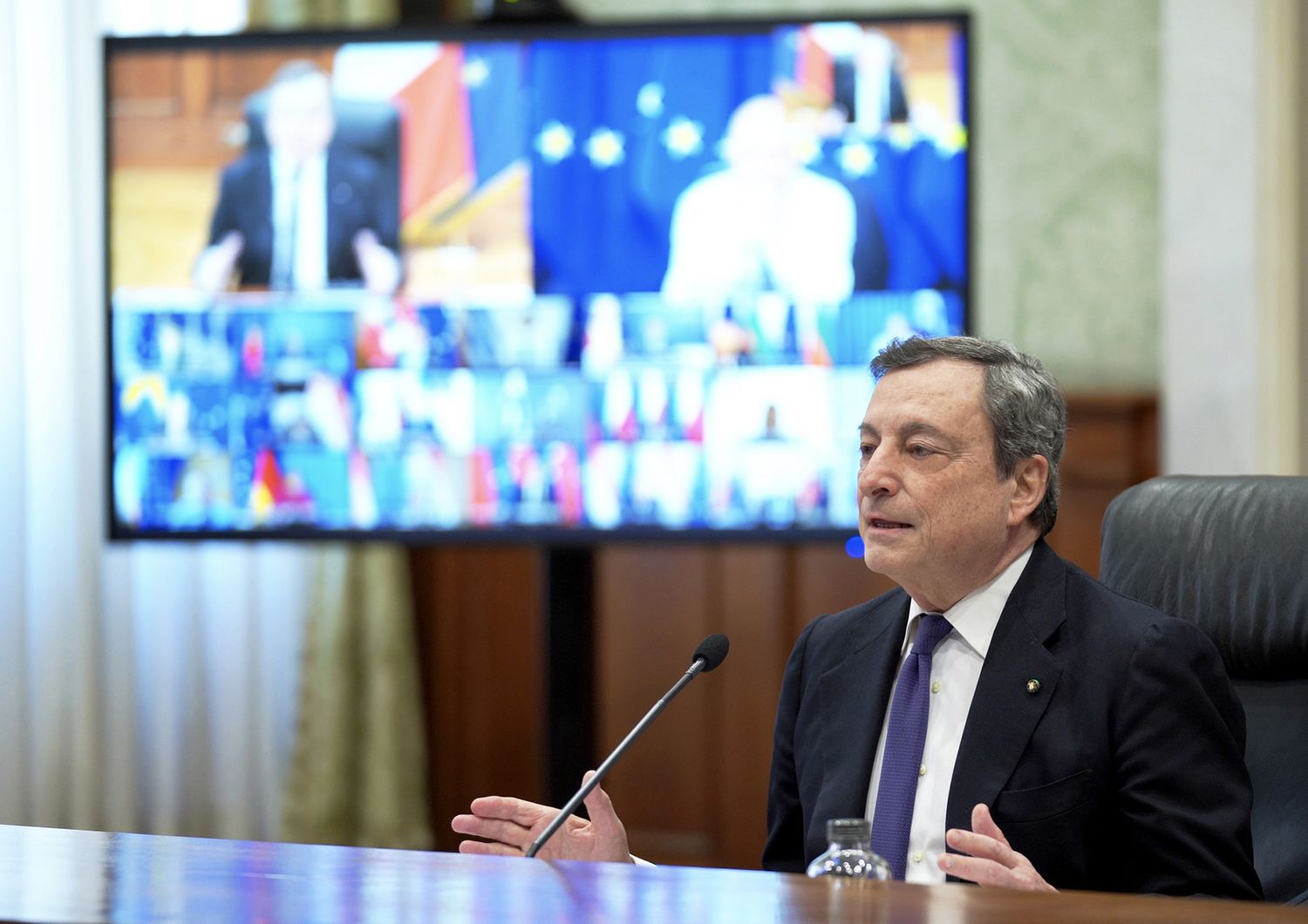 il premier Mario Draghi partecipa alla videoconferenza dei membri del Consiglio europeo e all&rsquo;Eurosummit