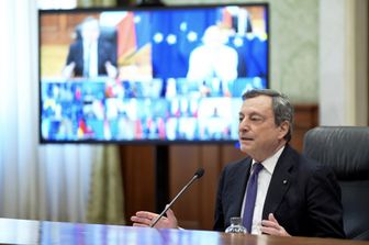 il premier Mario Draghi partecipa alla videoconferenza dei membri del Consiglio europeo e all&rsquo;Eurosummit